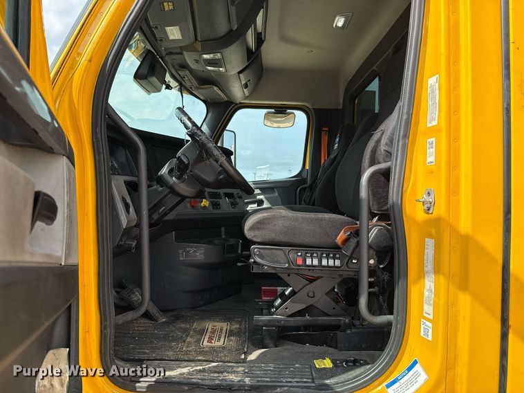 image for item EJ4578 2021 Freightliner Cascadia 126 semi truck