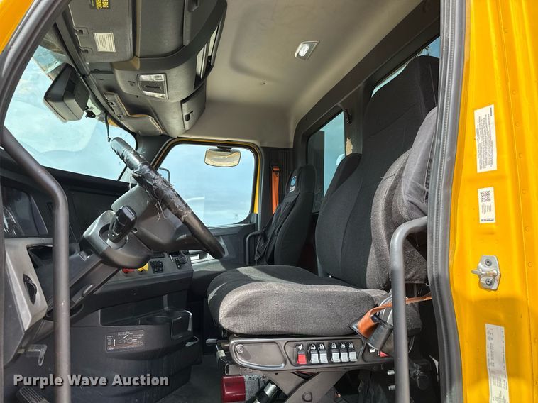 image for item EJ4578 2021 Freightliner Cascadia 126 semi truck