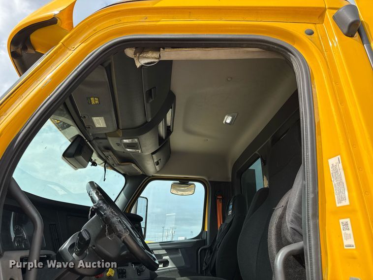 image for item EJ4578 2021 Freightliner Cascadia 126 semi truck