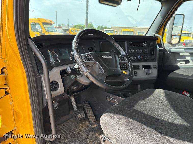 image for item EJ4578 2021 Freightliner Cascadia 126 semi truck