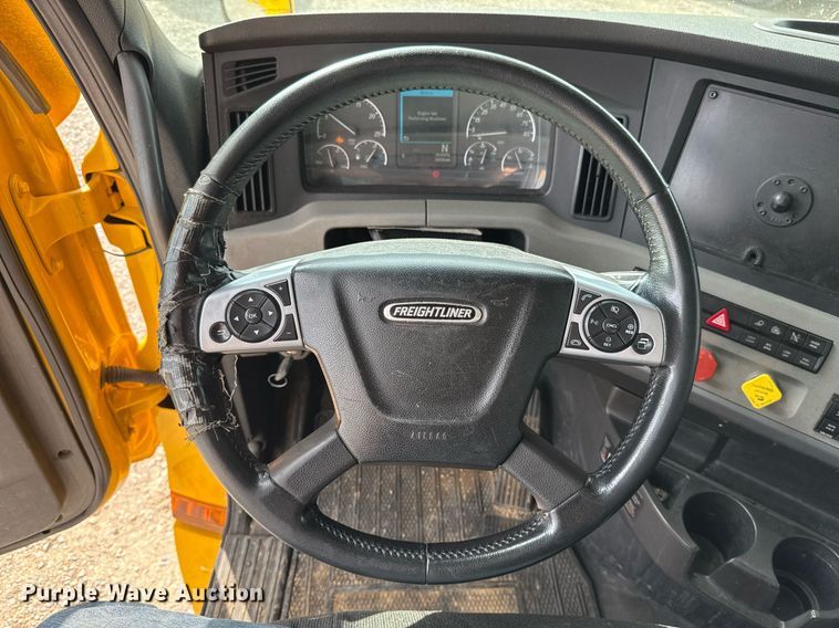 image for item EJ4578 2021 Freightliner Cascadia 126 semi truck