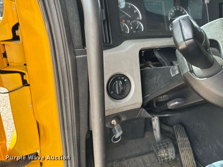 image for item EJ4578 2021 Freightliner Cascadia 126 semi truck