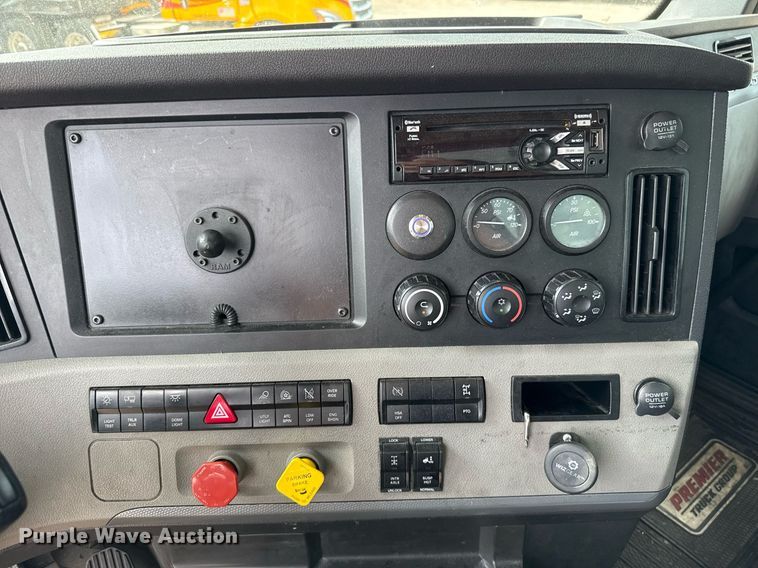 image for item EJ4578 2021 Freightliner Cascadia 126 semi truck