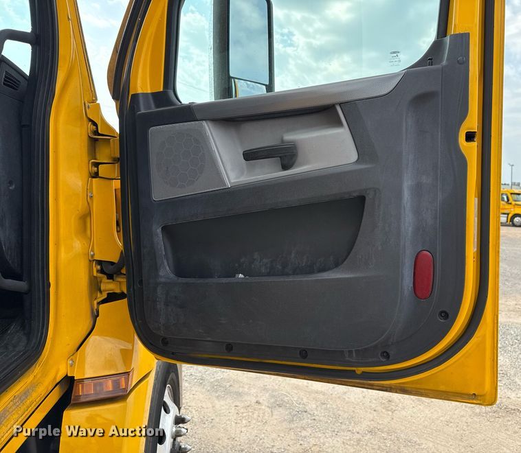 image for item EJ4578 2021 Freightliner Cascadia 126 semi truck