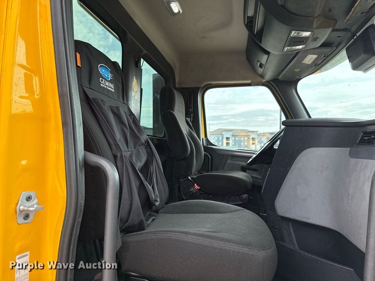 image for item EJ4578 2021 Freightliner Cascadia 126 semi truck