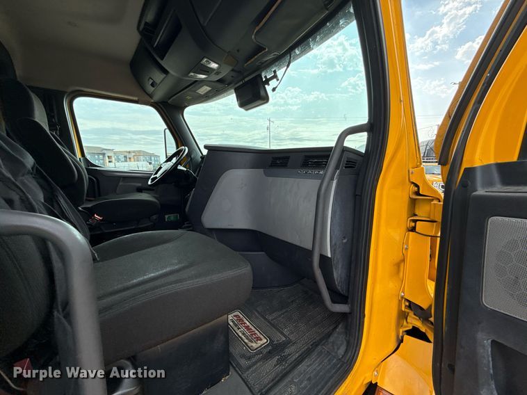 image for item EJ4578 2021 Freightliner Cascadia 126 semi truck