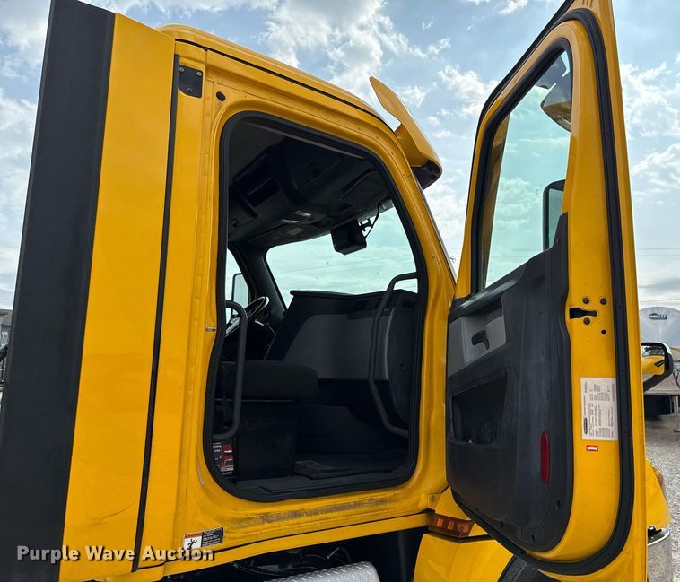 image for item EJ4578 2021 Freightliner Cascadia 126 semi truck