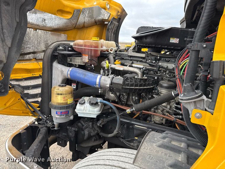 image for item EJ4578 2021 Freightliner Cascadia 126 semi truck