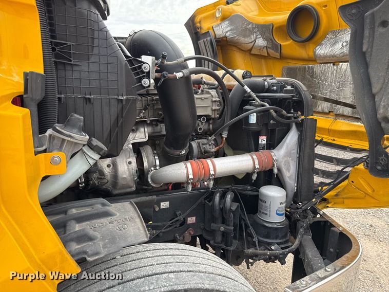 image for item EJ4578 2021 Freightliner Cascadia 126 semi truck