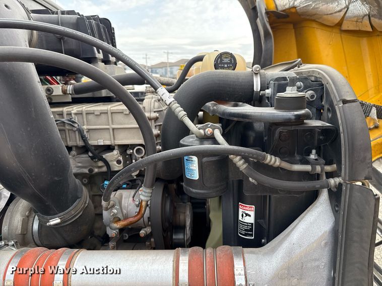 image for item EJ4578 2021 Freightliner Cascadia 126 semi truck