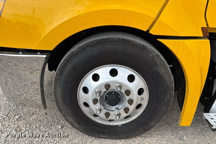 image for item EJ4578 2021 Freightliner Cascadia 126 semi truck