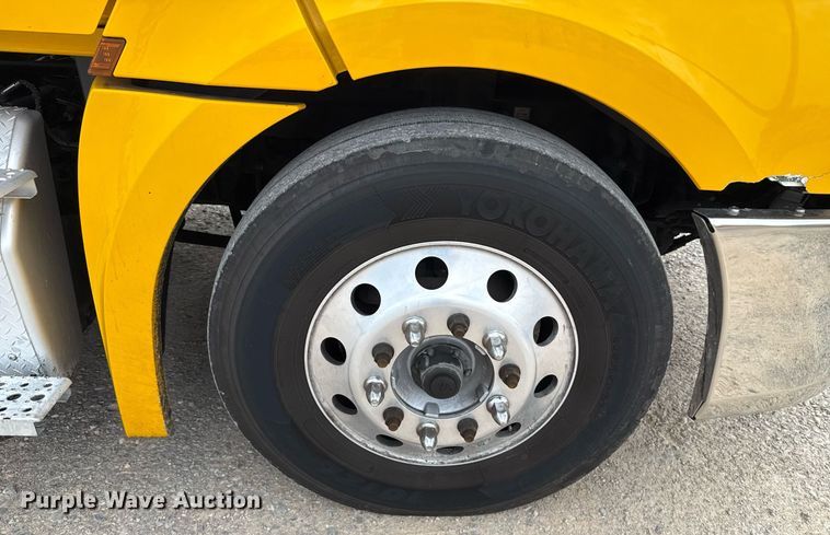 image for item EJ4578 2021 Freightliner Cascadia 126 semi truck