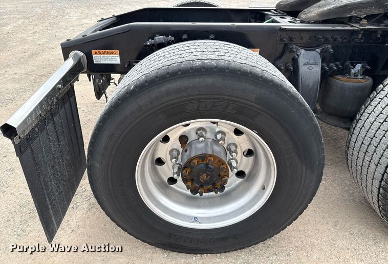 image for item EJ4578 2021 Freightliner Cascadia 126 semi truck