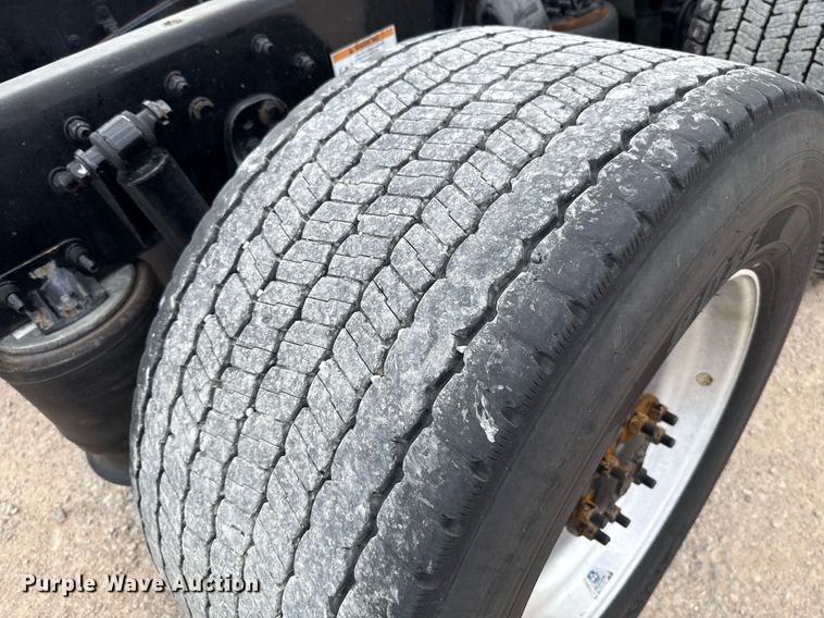 image for item EJ4578 2021 Freightliner Cascadia 126 semi truck