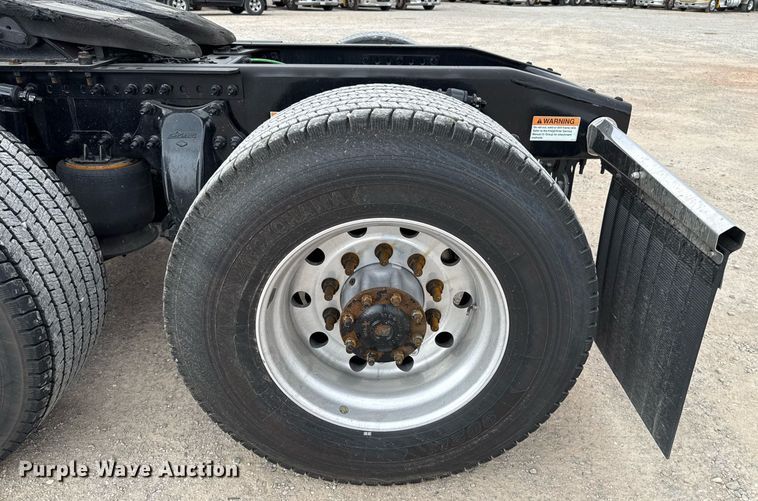 image for item EJ4578 2021 Freightliner Cascadia 126 semi truck