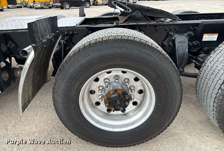 image for item EJ4578 2021 Freightliner Cascadia 126 semi truck