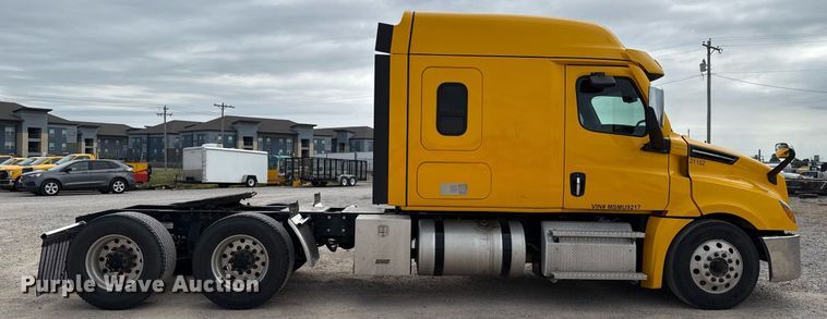 image for item EJ4579 2021 Freightliner Cascadia 126 semi truck