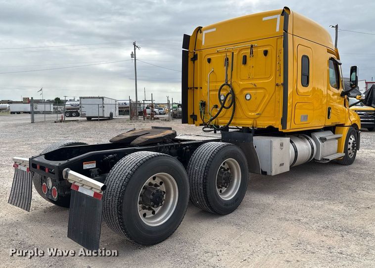 image for item EJ4579 2021 Freightliner Cascadia 126 semi truck