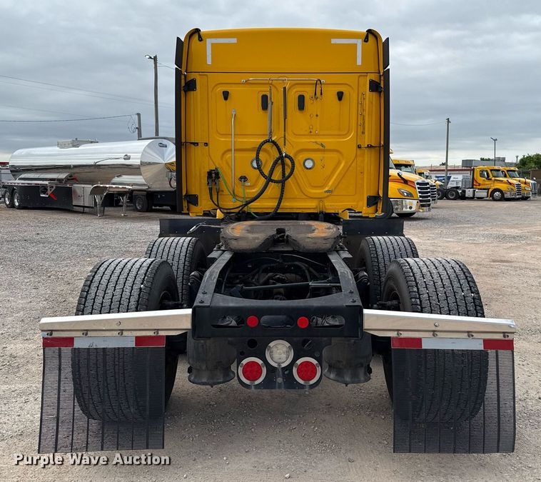 image for item EJ4579 2021 Freightliner Cascadia 126 semi truck