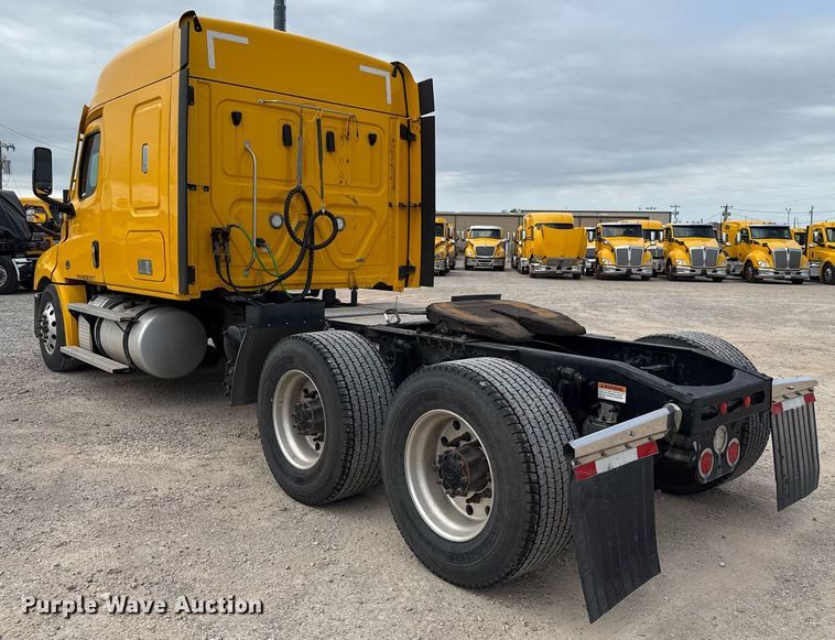 image for item EJ4579 2021 Freightliner Cascadia 126 semi truck