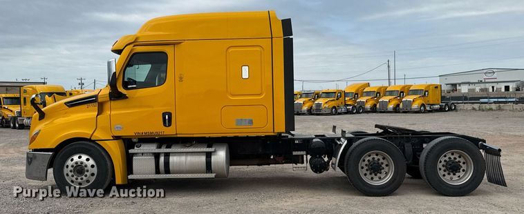 image for item EJ4579 2021 Freightliner Cascadia 126 semi truck