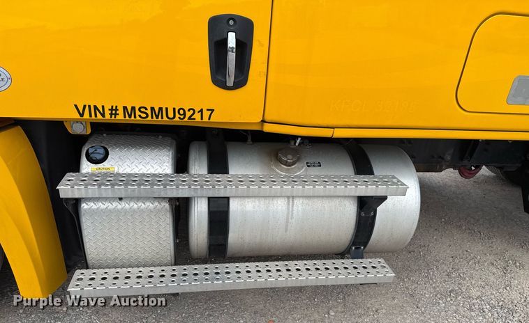 image for item EJ4579 2021 Freightliner Cascadia 126 semi truck