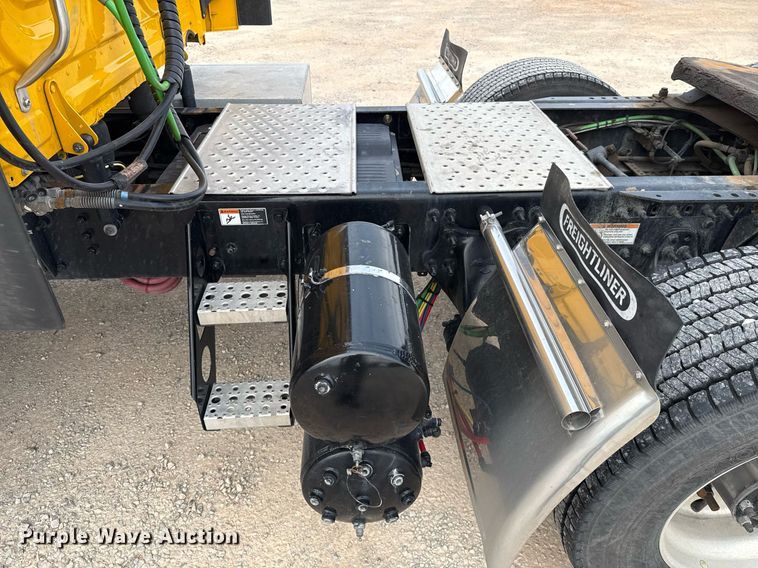 image for item EJ4579 2021 Freightliner Cascadia 126 semi truck