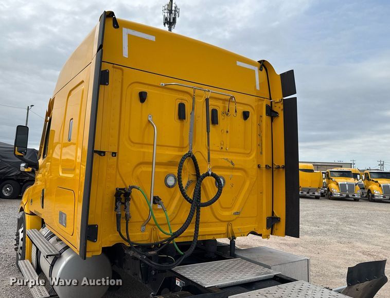 image for item EJ4579 2021 Freightliner Cascadia 126 semi truck