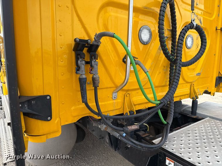 image for item EJ4579 2021 Freightliner Cascadia 126 semi truck