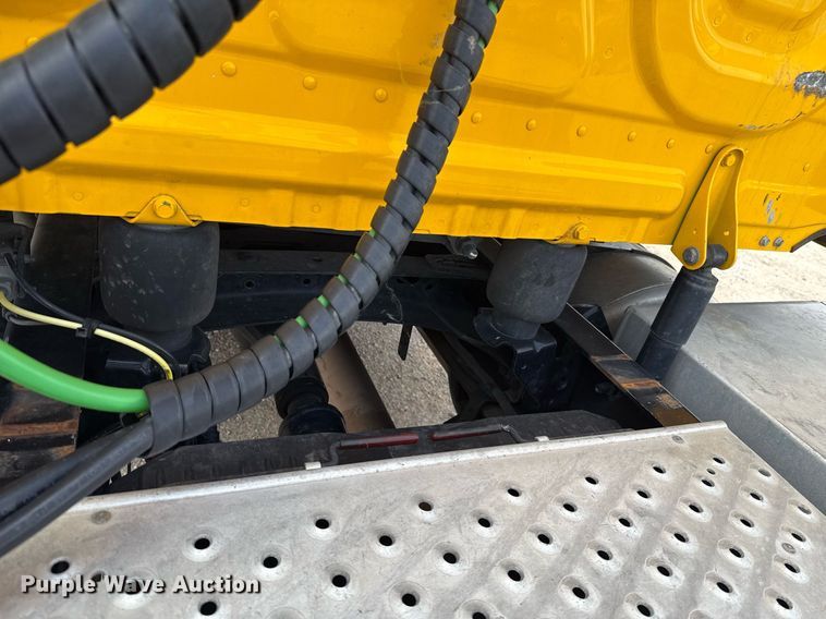 image for item EJ4579 2021 Freightliner Cascadia 126 semi truck