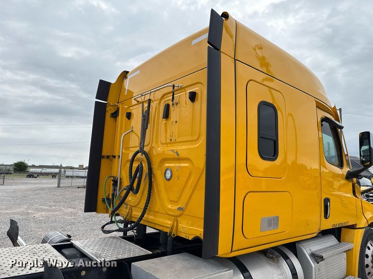 image for item EJ4579 2021 Freightliner Cascadia 126 semi truck