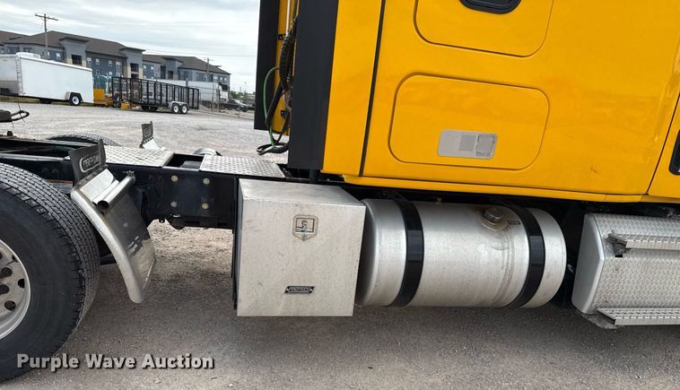 image for item EJ4579 2021 Freightliner Cascadia 126 semi truck