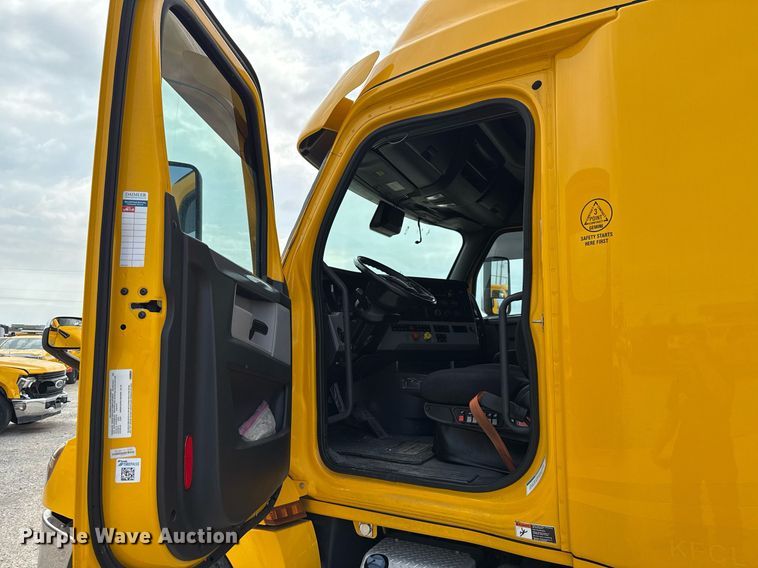 image for item EJ4579 2021 Freightliner Cascadia 126 semi truck