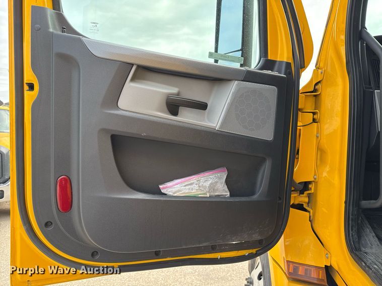 image for item EJ4579 2021 Freightliner Cascadia 126 semi truck