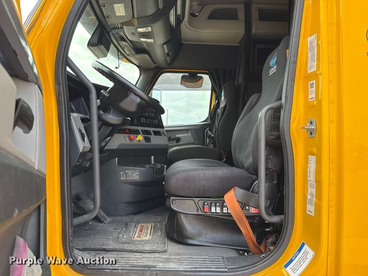 image for item EJ4579 2021 Freightliner Cascadia 126 semi truck