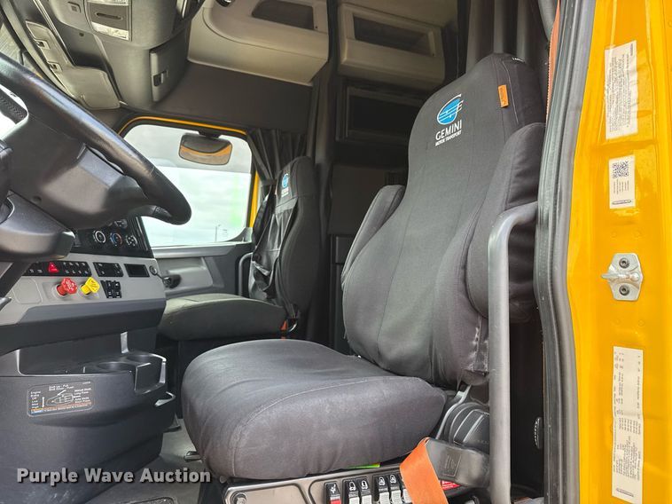 image for item EJ4579 2021 Freightliner Cascadia 126 semi truck