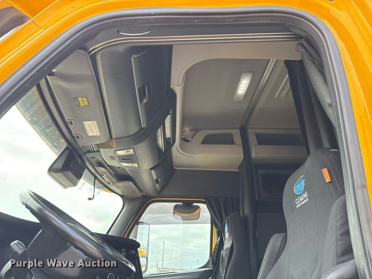 image for item EJ4579 2021 Freightliner Cascadia 126 semi truck