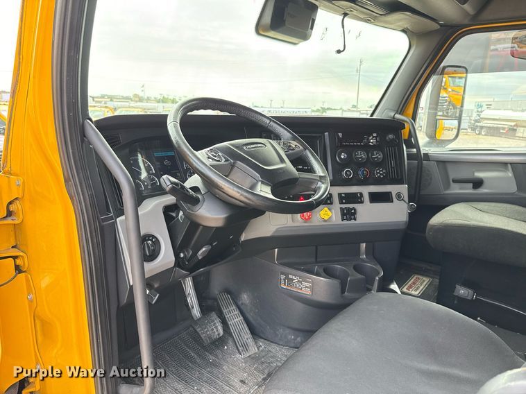 image for item EJ4579 2021 Freightliner Cascadia 126 semi truck