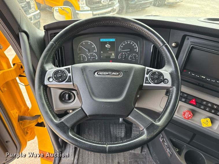 image for item EJ4579 2021 Freightliner Cascadia 126 semi truck