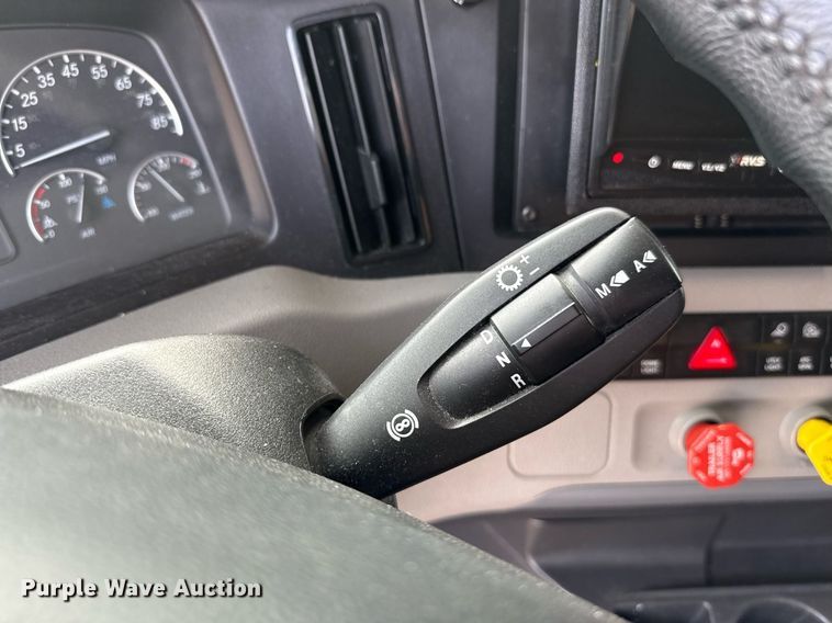 image for item EJ4579 2021 Freightliner Cascadia 126 semi truck