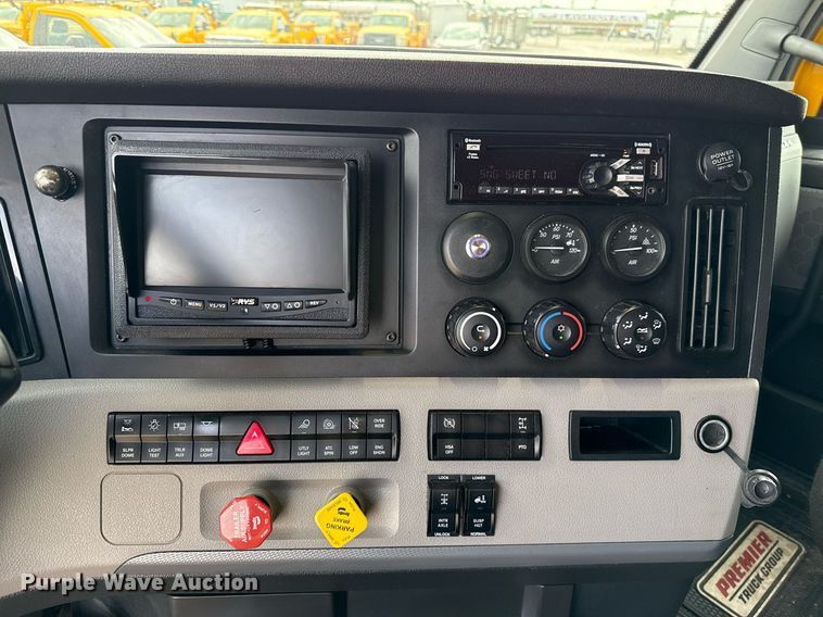 image for item EJ4579 2021 Freightliner Cascadia 126 semi truck