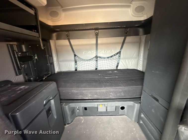 image for item EJ4579 2021 Freightliner Cascadia 126 semi truck