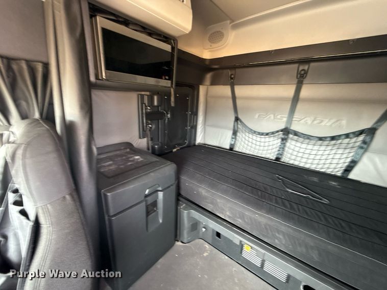 image for item EJ4579 2021 Freightliner Cascadia 126 semi truck