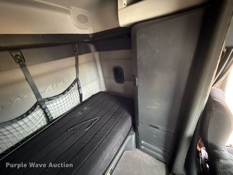 image for item EJ4579 2021 Freightliner Cascadia 126 semi truck