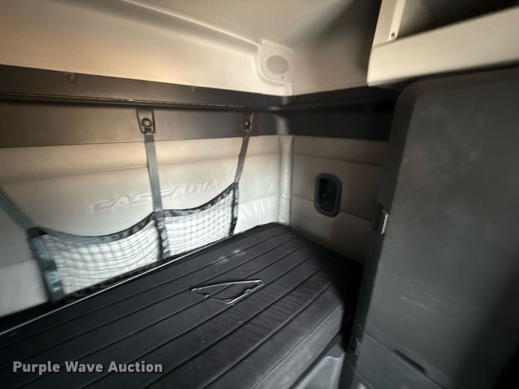 image for item EJ4579 2021 Freightliner Cascadia 126 semi truck