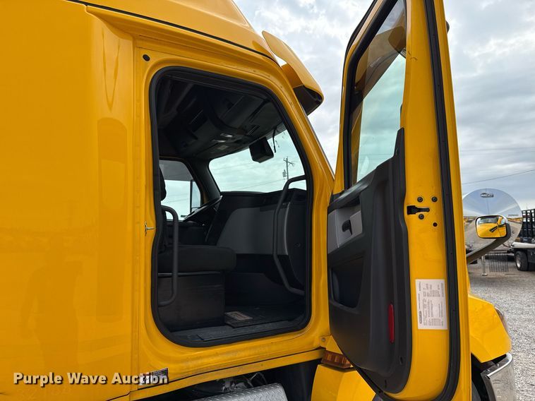 image for item EJ4579 2021 Freightliner Cascadia 126 semi truck