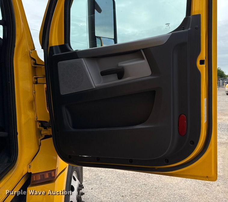 image for item EJ4579 2021 Freightliner Cascadia 126 semi truck