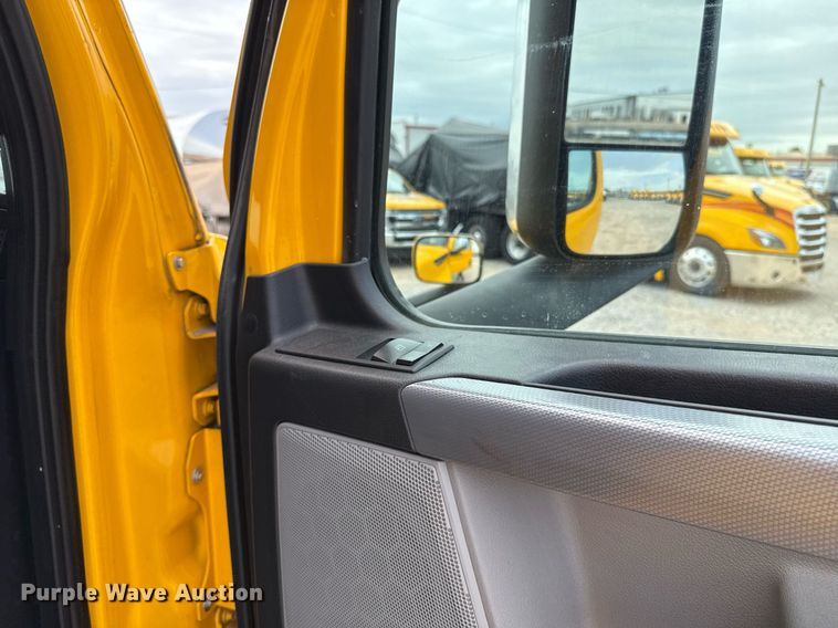 image for item EJ4579 2021 Freightliner Cascadia 126 semi truck