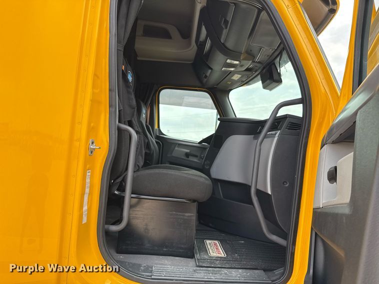 image for item EJ4579 2021 Freightliner Cascadia 126 semi truck