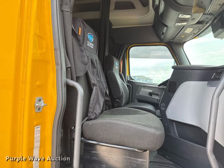 image for item EJ4579 2021 Freightliner Cascadia 126 semi truck